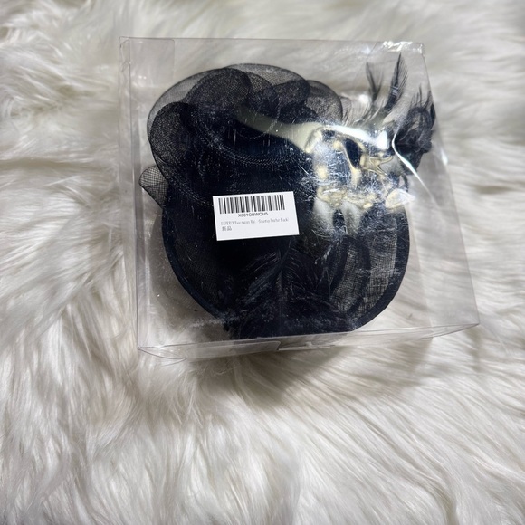 Elegant Black Feather Fascinator/ New - Picture 9 of 9